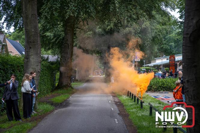 Supporters zwaaien met fakkels DSV'61 eerste team uit naar Rouveen voor de promotie wedstrijd naar de derde klasse tegen vv Ommen. - &copy; NWVFoto.nl