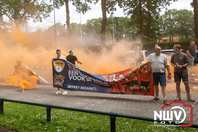 Supporters zwaaien met fakkels DSV'61 eerste team uit naar Rouveen voor de promotie wedstrijd naar de derde klasse tegen vv Ommen. - &copy; NWVFoto.nl
