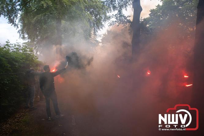 Supporters zwaaien met fakkels DSV'61 eerste team uit naar Rouveen voor de promotie wedstrijd naar de derde klasse tegen vv Ommen. - &copy; NWVFoto.nl