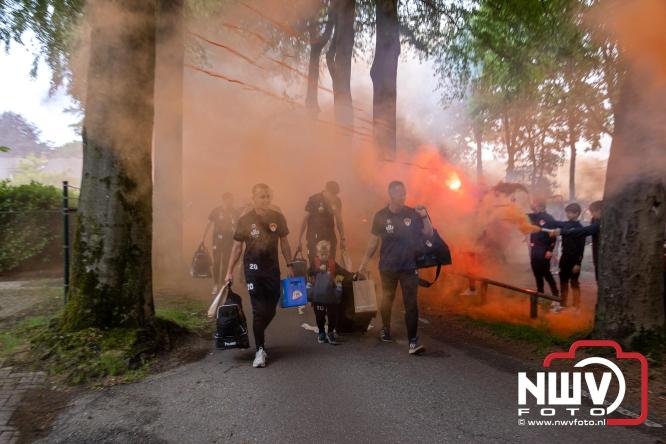 Supporters zwaaien met fakkels DSV'61 eerste team uit naar Rouveen voor de promotie wedstrijd naar de derde klasse tegen vv Ommen. - &copy; NWVFoto.nl