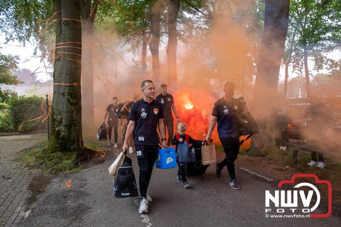 Supporters zwaaien met fakkels DSV'61 eerste team uit naar Rouveen voor de promotie wedstrijd naar de derde klasse tegen vv Ommen. - &copy; NWVFoto.nl