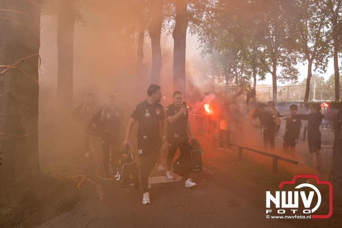Supporters zwaaien met fakkels DSV'61 eerste team uit naar Rouveen voor de promotie wedstrijd naar de derde klasse tegen vv Ommen. - &copy; NWVFoto.nl