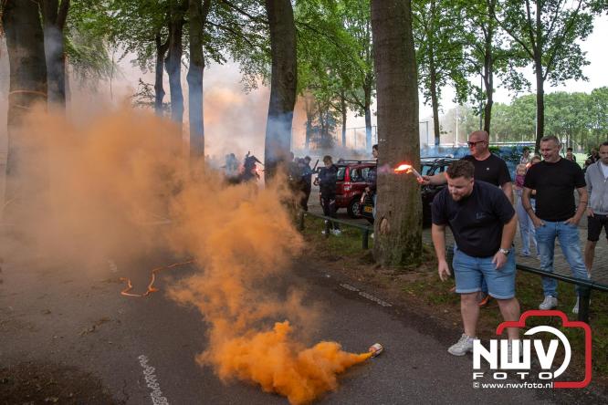 Supporters zwaaien met fakkels DSV'61 eerste team uit naar Rouveen voor de promotie wedstrijd naar de derde klasse tegen vv Ommen. - &copy; NWVFoto.nl