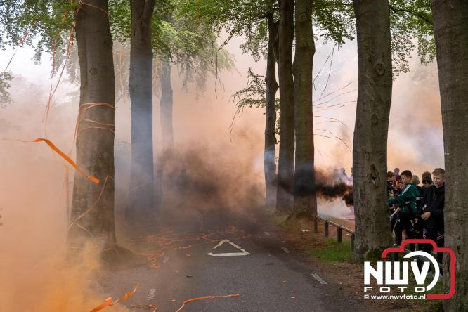 Supporters zwaaien met fakkels DSV'61 eerste team uit naar Rouveen voor de promotie wedstrijd naar de derde klasse tegen vv Ommen. - &copy; NWVFoto.nl