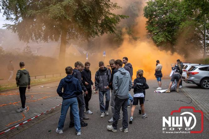 Supporters zwaaien met fakkels DSV'61 eerste team uit naar Rouveen voor de promotie wedstrijd naar de derde klasse tegen vv Ommen. - &copy; NWVFoto.nl