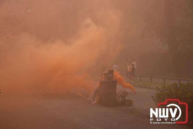 Supporters zwaaien met fakkels DSV'61 eerste team uit naar Rouveen voor de promotie wedstrijd naar de derde klasse tegen vv Ommen. - &copy; NWVFoto.nl
