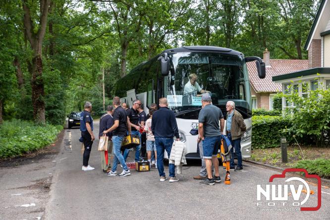 Supporters zwaaien met fakkels DSV'61 eerste team uit naar Rouveen voor de promotie wedstrijd naar de derde klasse tegen vv Ommen. - &copy; NWVFoto.nl