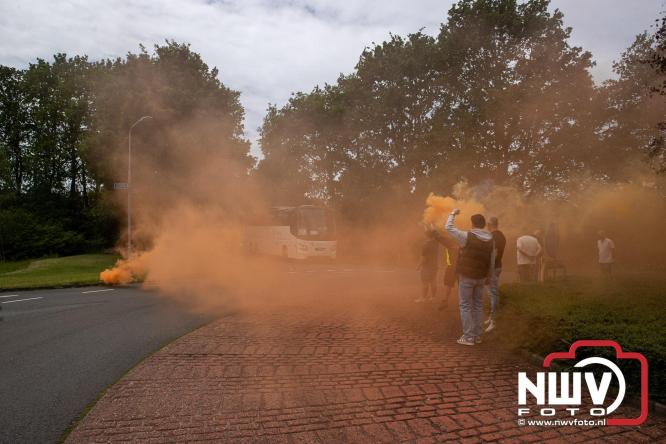 Supporters zwaaien met fakkels DSV'61 eerste team uit naar Rouveen voor de promotie wedstrijd naar de derde klasse tegen vv Ommen. - &copy; NWVFoto.nl