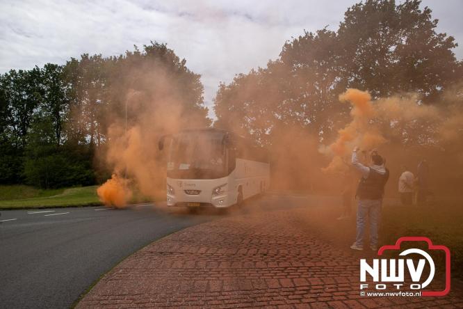 Supporters zwaaien met fakkels DSV'61 eerste team uit naar Rouveen voor de promotie wedstrijd naar de derde klasse tegen vv Ommen. - &copy; NWVFoto.nl