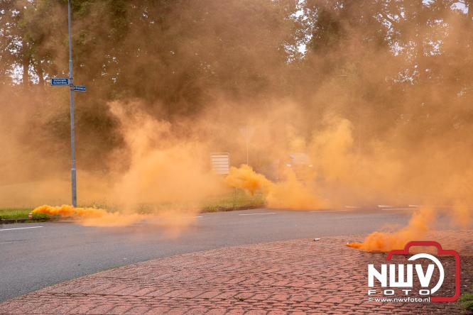 Supporters zwaaien met fakkels DSV'61 eerste team uit naar Rouveen voor de promotie wedstrijd naar de derde klasse tegen vv Ommen. - &copy; NWVFoto.nl