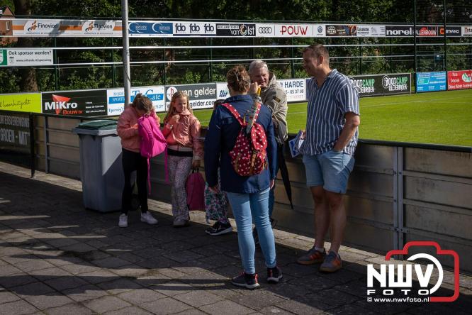 Na valse start toch een prachtige wandelavond, bijna 500 deelnemers genieten in de bossen van ’t Harde - &copy; NWVFoto.nl