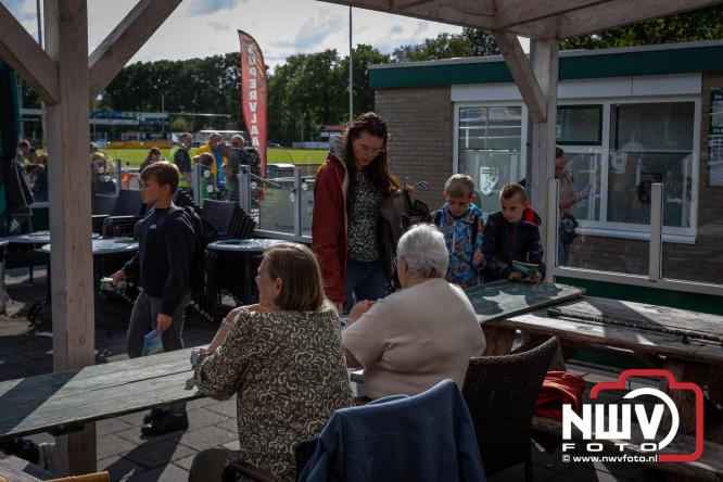 Na valse start toch een prachtige wandelavond, bijna 500 deelnemers genieten in de bossen van ’t Harde - &copy; NWVFoto.nl
