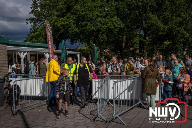 Na valse start toch een prachtige wandelavond, bijna 500 deelnemers genieten in de bossen van ’t Harde - &copy; NWVFoto.nl