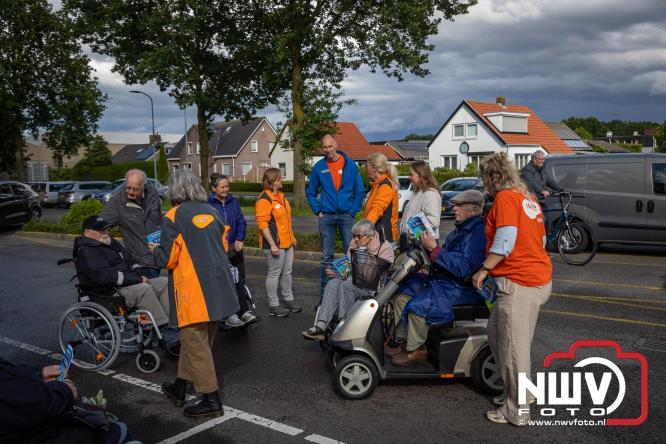 Na valse start toch een prachtige wandelavond, bijna 500 deelnemers genieten in de bossen van ’t Harde - &copy; NWVFoto.nl