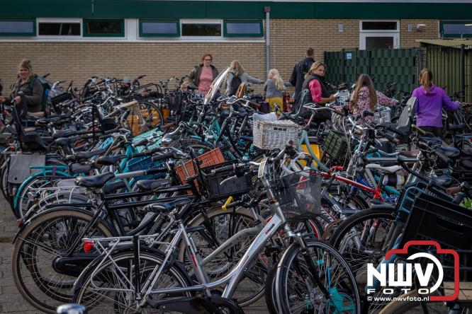 Na valse start toch een prachtige wandelavond, bijna 500 deelnemers genieten in de bossen van ’t Harde - &copy; NWVFoto.nl