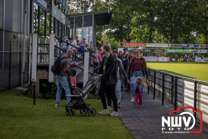 Na valse start toch een prachtige wandelavond, bijna 500 deelnemers genieten in de bossen van ’t Harde - &copy; NWVFoto.nl