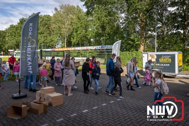 Na valse start toch een prachtige wandelavond, bijna 500 deelnemers genieten in de bossen van ’t Harde - &copy; NWVFoto.nl