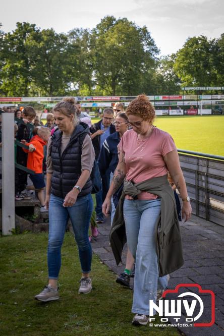 Na valse start toch een prachtige wandelavond, bijna 500 deelnemers genieten in de bossen van ’t Harde - &copy; NWVFoto.nl