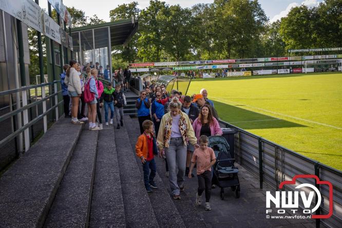 Na valse start toch een prachtige wandelavond, bijna 500 deelnemers genieten in de bossen van ’t Harde - &copy; NWVFoto.nl