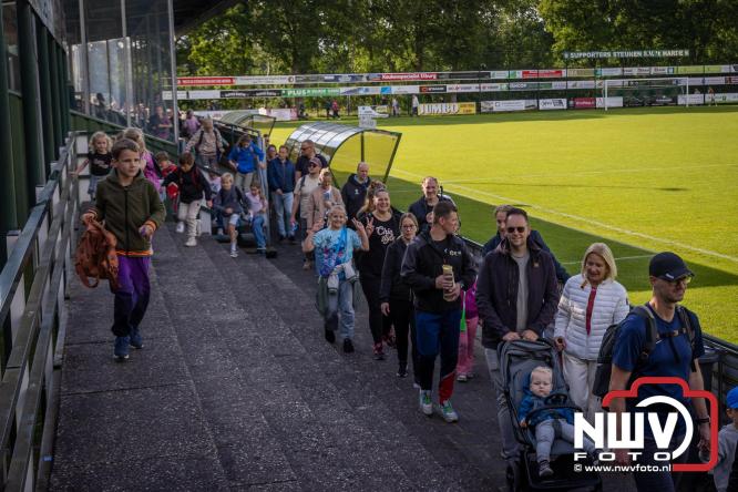Na valse start toch een prachtige wandelavond, bijna 500 deelnemers genieten in de bossen van ’t Harde - &copy; NWVFoto.nl