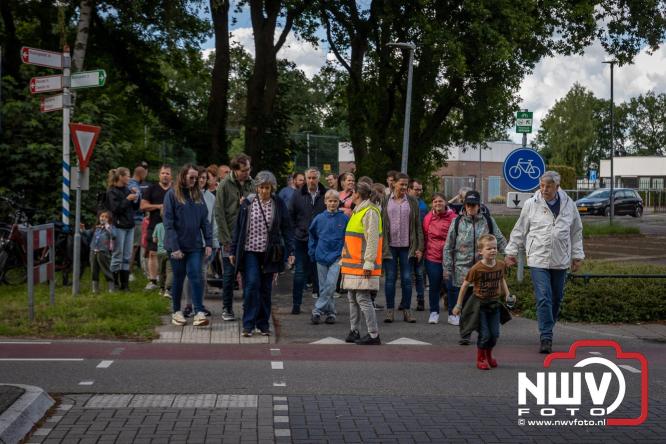 Na valse start toch een prachtige wandelavond, bijna 500 deelnemers genieten in de bossen van ’t Harde - &copy; NWVFoto.nl