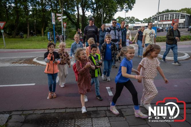 Na valse start toch een prachtige wandelavond, bijna 500 deelnemers genieten in de bossen van ’t Harde - &copy; NWVFoto.nl