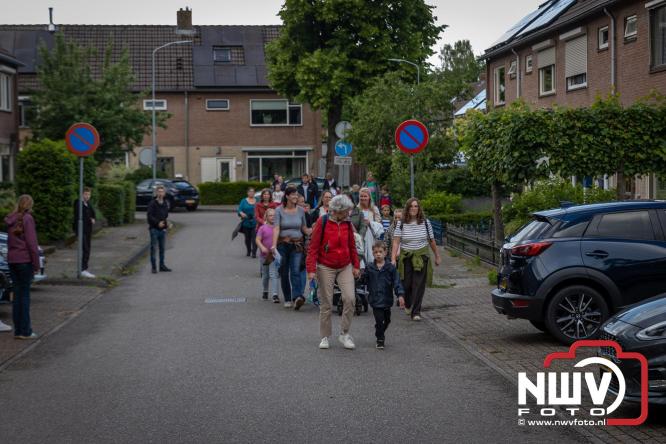 Na valse start toch een prachtige wandelavond, bijna 500 deelnemers genieten in de bossen van ’t Harde - &copy; NWVFoto.nl