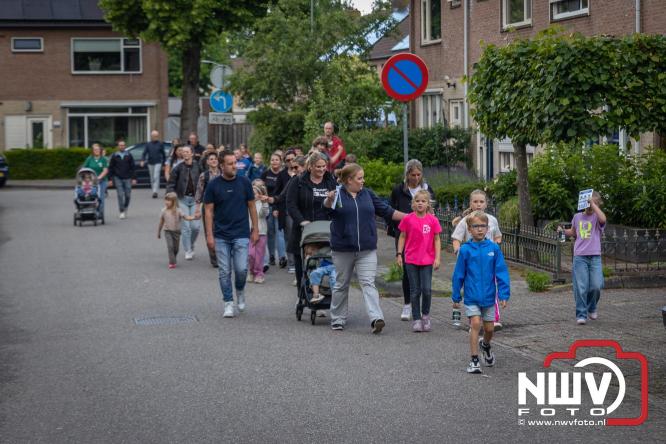 Na valse start toch een prachtige wandelavond, bijna 500 deelnemers genieten in de bossen van ’t Harde - &copy; NWVFoto.nl