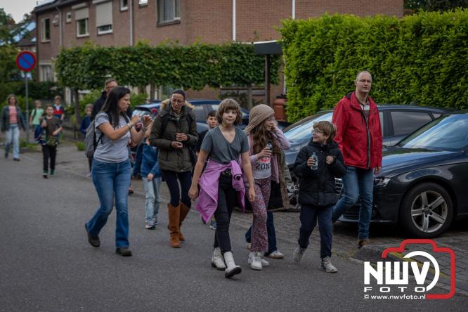 Na valse start toch een prachtige wandelavond, bijna 500 deelnemers genieten in de bossen van ’t Harde - &copy; NWVFoto.nl