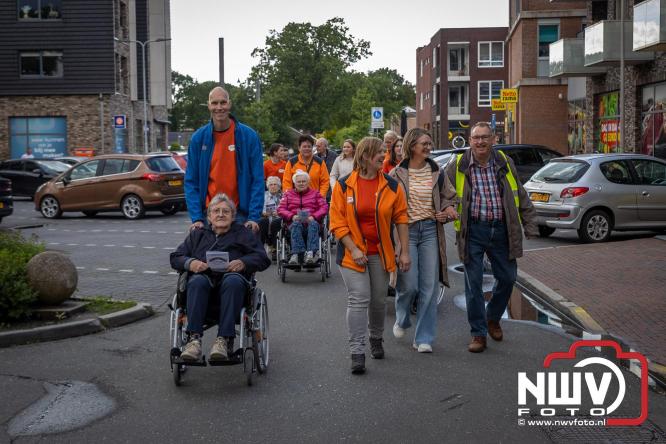 Na valse start toch een prachtige wandelavond, bijna 500 deelnemers genieten in de bossen van ’t Harde - &copy; NWVFoto.nl