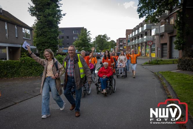 Na valse start toch een prachtige wandelavond, bijna 500 deelnemers genieten in de bossen van ’t Harde - &copy; NWVFoto.nl