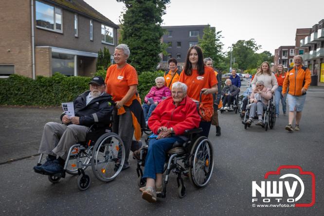 Na valse start toch een prachtige wandelavond, bijna 500 deelnemers genieten in de bossen van ’t Harde - &copy; NWVFoto.nl