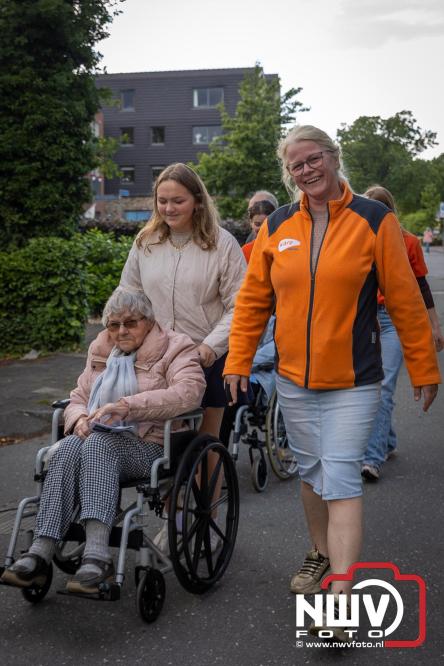 Na valse start toch een prachtige wandelavond, bijna 500 deelnemers genieten in de bossen van ’t Harde - &copy; NWVFoto.nl