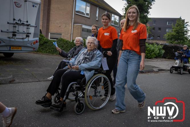 Na valse start toch een prachtige wandelavond, bijna 500 deelnemers genieten in de bossen van ’t Harde - &copy; NWVFoto.nl
