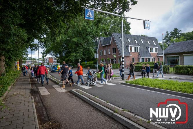 Na valse start toch een prachtige wandelavond, bijna 500 deelnemers genieten in de bossen van ’t Harde - &copy; NWVFoto.nl