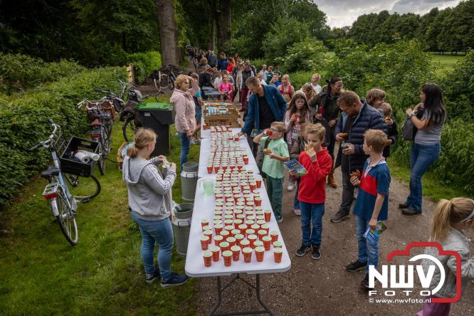 Na valse start toch een prachtige wandelavond, bijna 500 deelnemers genieten in de bossen van ’t Harde - &copy; NWVFoto.nl
