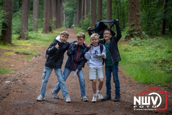 Na valse start toch een prachtige wandelavond, bijna 500 deelnemers genieten in de bossen van ’t Harde - &copy; NWVFoto.nl