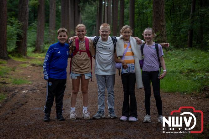 Na valse start toch een prachtige wandelavond, bijna 500 deelnemers genieten in de bossen van ’t Harde - &copy; NWVFoto.nl