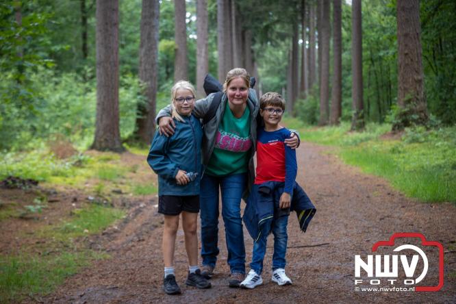 Na valse start toch een prachtige wandelavond, bijna 500 deelnemers genieten in de bossen van ’t Harde - &copy; NWVFoto.nl