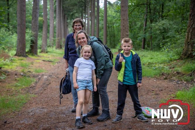 Na valse start toch een prachtige wandelavond, bijna 500 deelnemers genieten in de bossen van ’t Harde - &copy; NWVFoto.nl