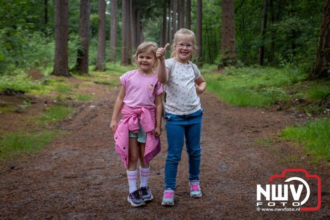 Na valse start toch een prachtige wandelavond, bijna 500 deelnemers genieten in de bossen van ’t Harde - &copy; NWVFoto.nl