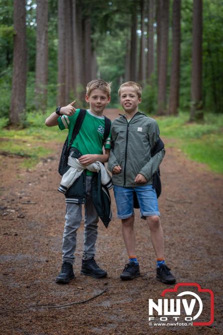 Na valse start toch een prachtige wandelavond, bijna 500 deelnemers genieten in de bossen van ’t Harde - &copy; NWVFoto.nl