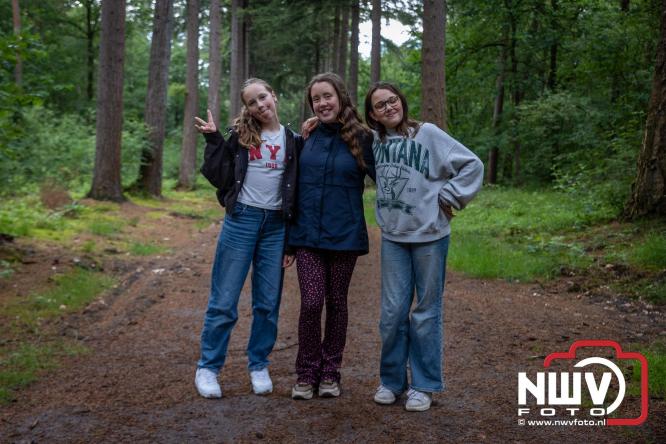 Na valse start toch een prachtige wandelavond, bijna 500 deelnemers genieten in de bossen van ’t Harde - &copy; NWVFoto.nl