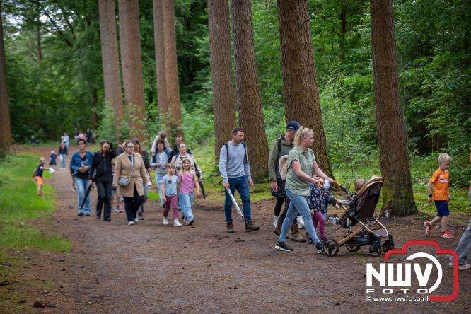 Na valse start toch een prachtige wandelavond, bijna 500 deelnemers genieten in de bossen van ’t Harde - &copy; NWVFoto.nl