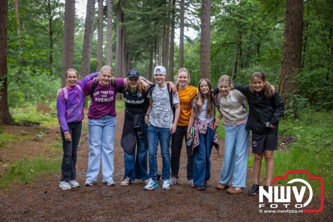 Na valse start toch een prachtige wandelavond, bijna 500 deelnemers genieten in de bossen van ’t Harde - &copy; NWVFoto.nl