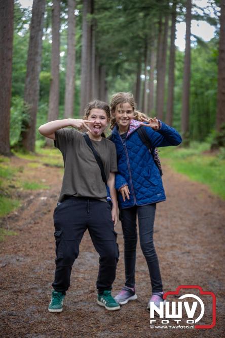 Na valse start toch een prachtige wandelavond, bijna 500 deelnemers genieten in de bossen van ’t Harde - &copy; NWVFoto.nl
