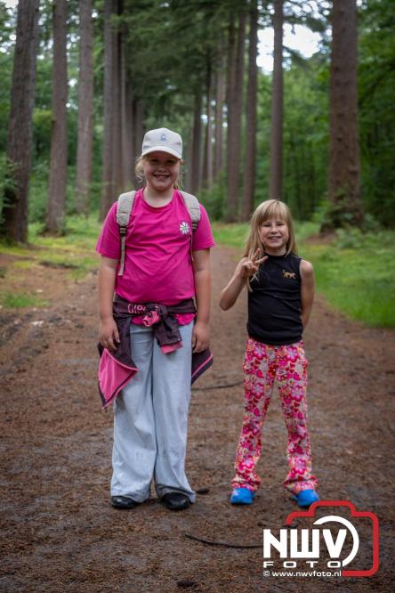 Na valse start toch een prachtige wandelavond, bijna 500 deelnemers genieten in de bossen van ’t Harde - &copy; NWVFoto.nl