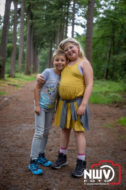 Na valse start toch een prachtige wandelavond, bijna 500 deelnemers genieten in de bossen van ’t Harde - &copy; NWVFoto.nl