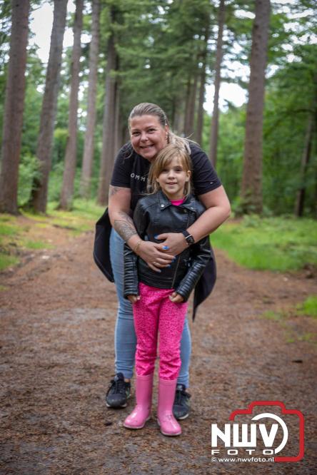 Na valse start toch een prachtige wandelavond, bijna 500 deelnemers genieten in de bossen van ’t Harde - &copy; NWVFoto.nl