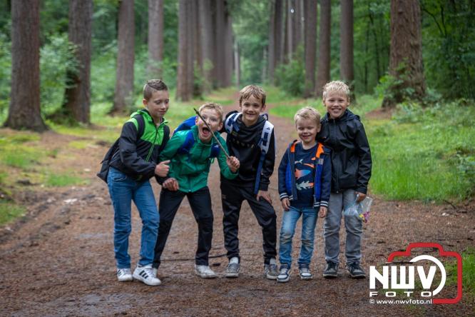 Na valse start toch een prachtige wandelavond, bijna 500 deelnemers genieten in de bossen van ’t Harde - &copy; NWVFoto.nl